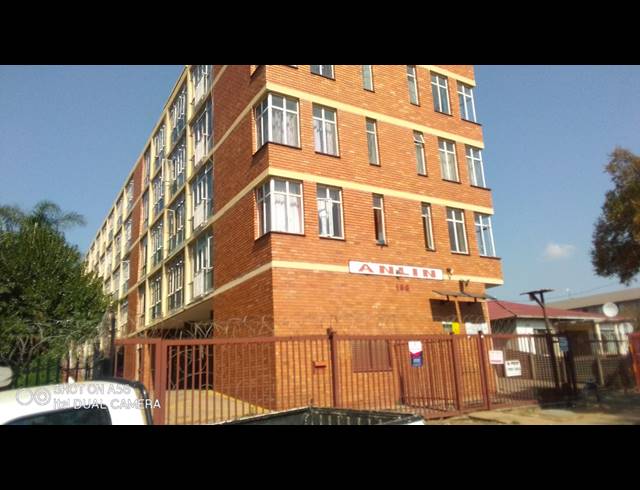 1.5 BEDROOM FLAT FOR SALE IN PRETORIA WEST